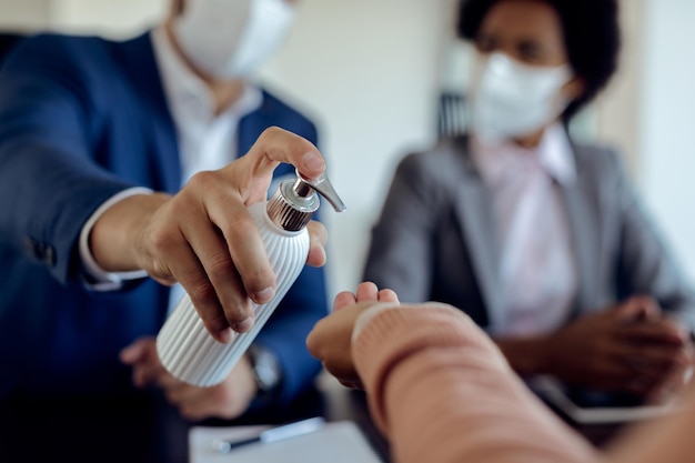 Foto gratuita desinfección de manos durante una entrevista de trabajo