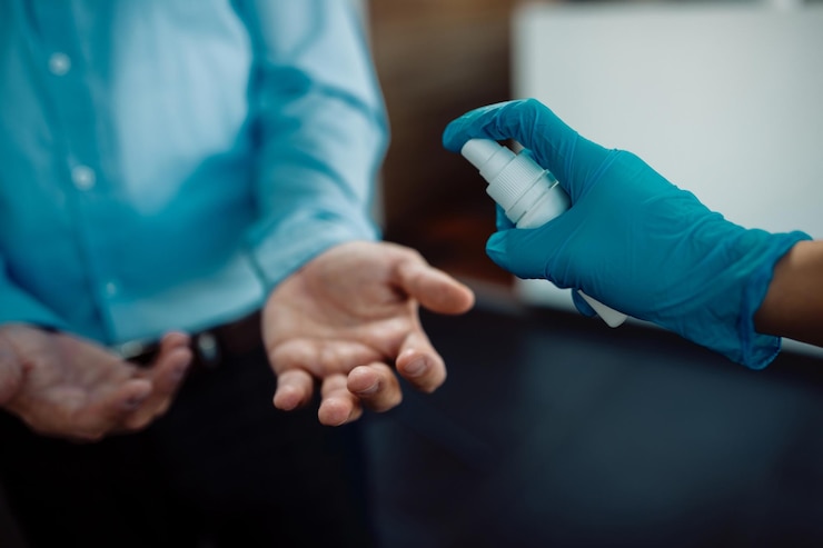 Foto gratuito desinfección de manos y prevención de enfermedades debido a la pandemia de covid19