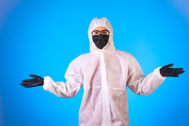 Desinfectante en uniforme preventivo especial y mascarillas negras con brazos abiertos