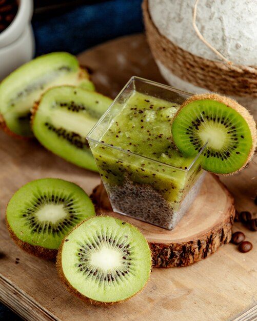 Desintoxicación de kiwi con muchas rodajas de kiwi