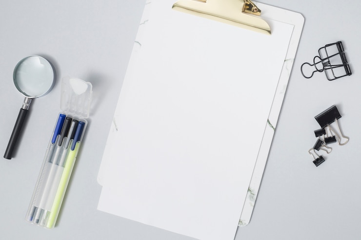 Photo Gratis desktop kantor dengan selembar kertas