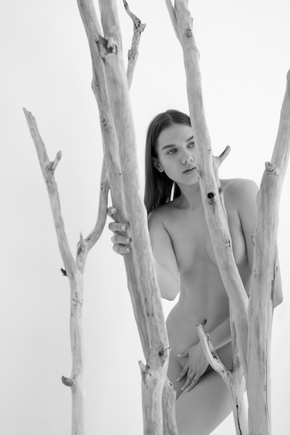 Foto gratuita desnudez en blanco y negro de mujer de plano medio