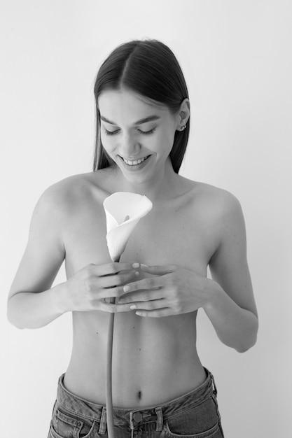 Desnudez en blanco y negro de mujer sonriente de tiro medio