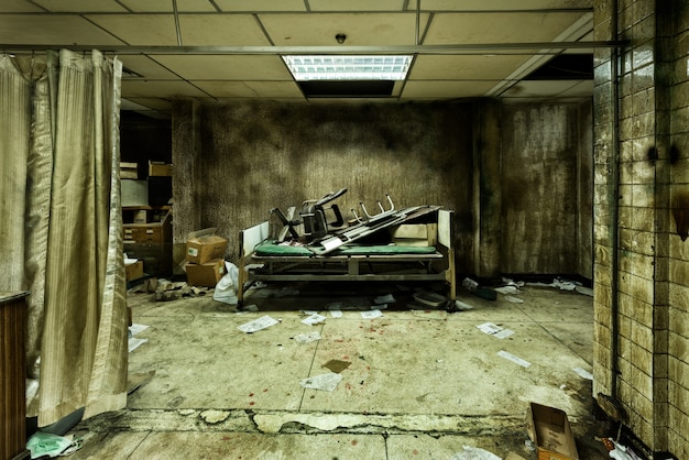 Foto gratuita desordenada habitación abandonada en hospital psiquiátrico