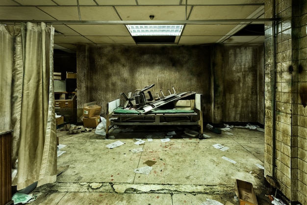 Desordenada habitación abandonada en hospital psiquiátrico