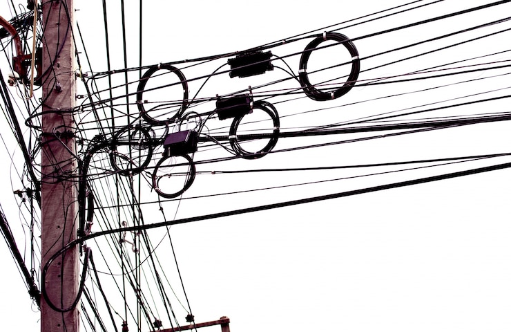 Foto gratuito desordenado cables eléctricos aislados sobre fondo blanco
