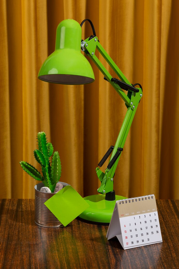 Foto gratuito desordenado escritorio de oficina bodegón