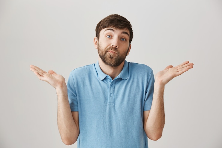 Foto gratuito desorientado y despreocupado joven barbudo posando