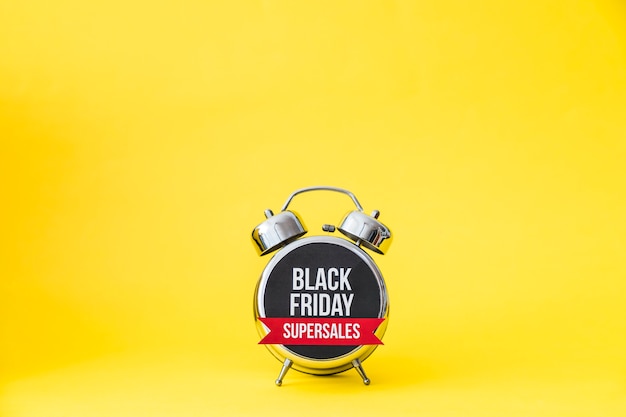 Foto gratuita despertador con etiqueta de black friday