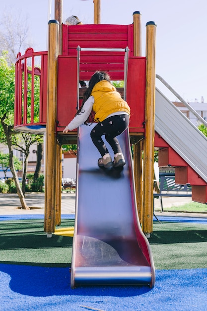 Foto gratuita desplazamiento anónimo de una niña