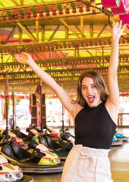 Foto gratuita despreocupada joven disfrutando en el parque de diversiones