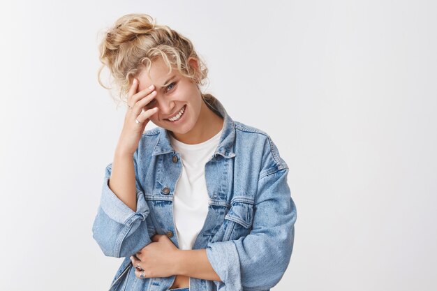 Despreocupada sonriente rubia atractiva chica riendo entre dientes ruborizado buscando amor coqueto comunicarse hablando bromeando riendo a carcajadas novio hilarante sentido del humor, dando vueltas, disfrutar de la película de comedia