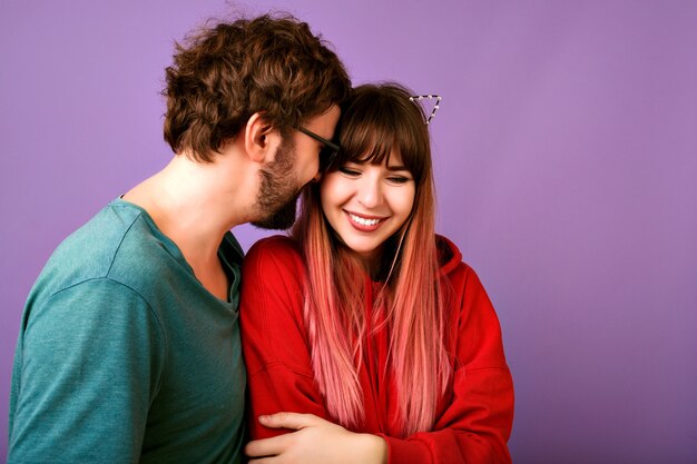 Despreocupado alegre joven pareja abrazos y sonriente, estado de ánimo romántico, amor y familia, retrato de cerca de una mujer feliz y un hombre guapo con barba, ropa casual, estado de ánimo positivo