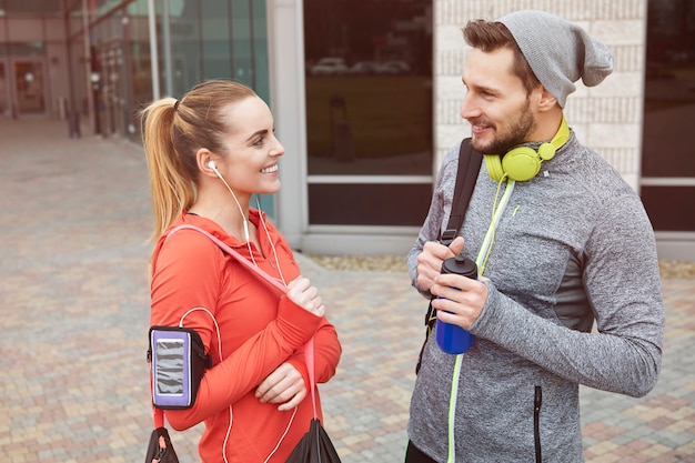 Foto gratuita después del gimnasio es hora de charlar un poco