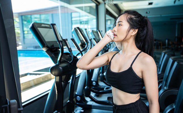 Después de hacer ejercicio, limpie la cara con un paño blanco en el gimnasio.