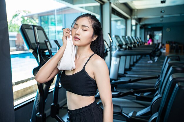 Después de hacer ejercicio, limpie la cara con un paño blanco en el gimnasio.