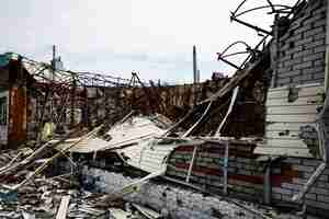 Foto gratuita destruido edificio ruso guerra en ucrania