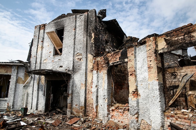 Foto gratuita destruido edificio ruso guerra en ucrania