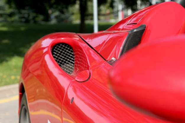 detalle de un auto deportivo rojo