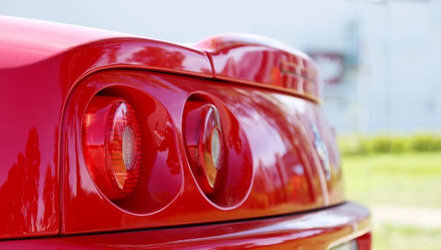 detalle de un auto deportivo rojo