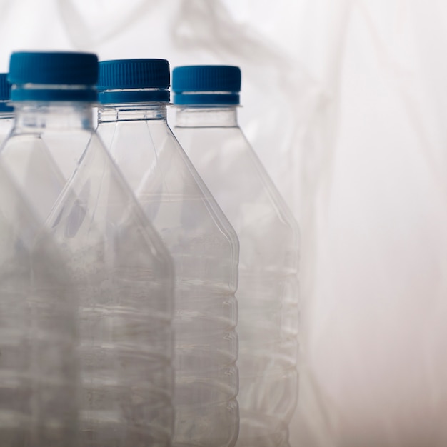 Detalle de botellas de plástico para reciclaje.