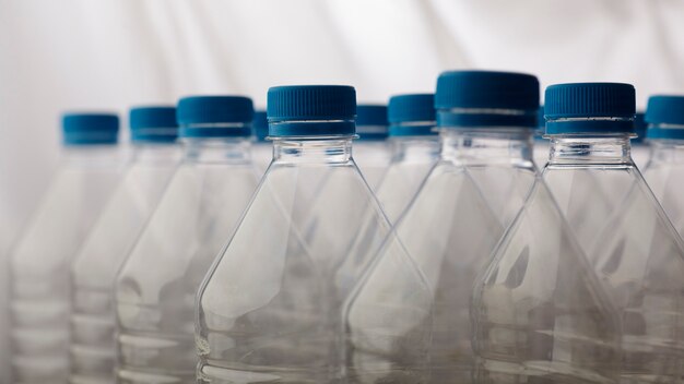 Detalle de botellas de plástico para reciclaje.