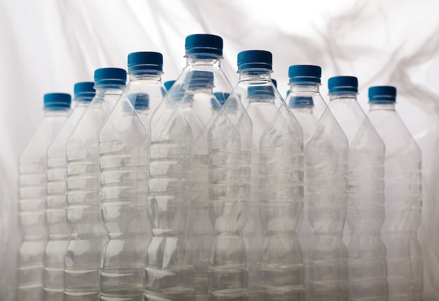 Detalle de botellas de plástico para reciclaje.