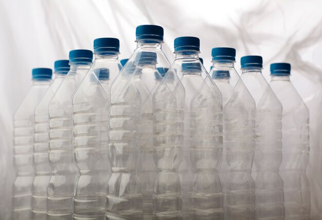 Detalle de botellas de plástico para reciclaje.