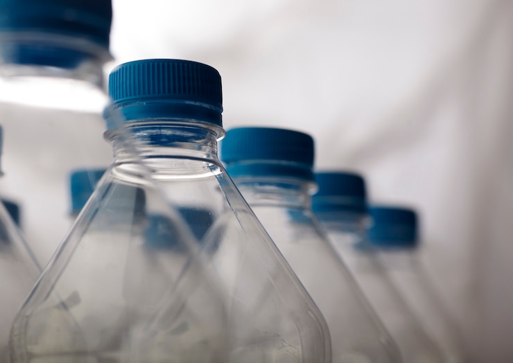 Foto gratuito detalle de botellas de plástico para reciclaje.
