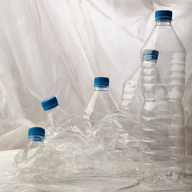 Detalle de botellas de plástico para reciclaje.