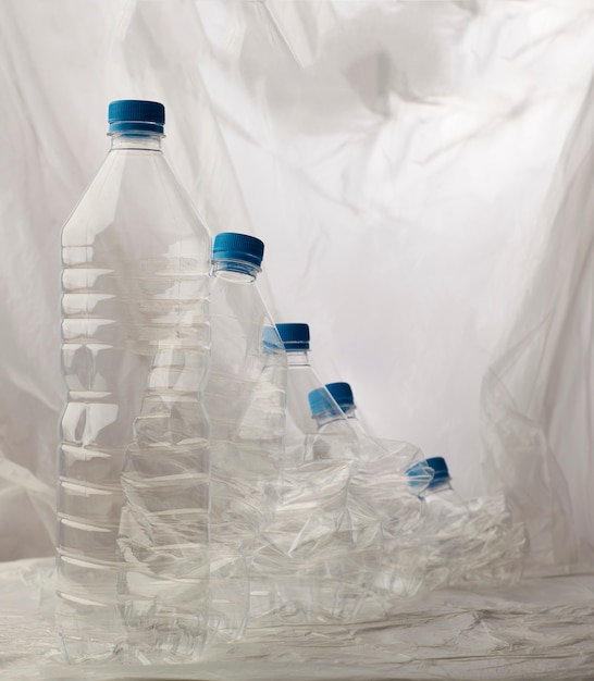 Detalle de botellas de plástico para reciclaje.