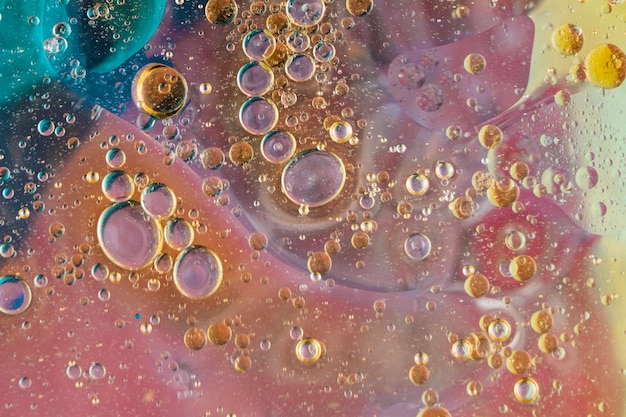 Detalle de burbujas transparentes en el rosa; fondo amarillo y azul