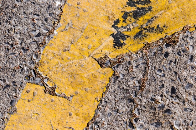 Detalle de carretera con línea amarilla