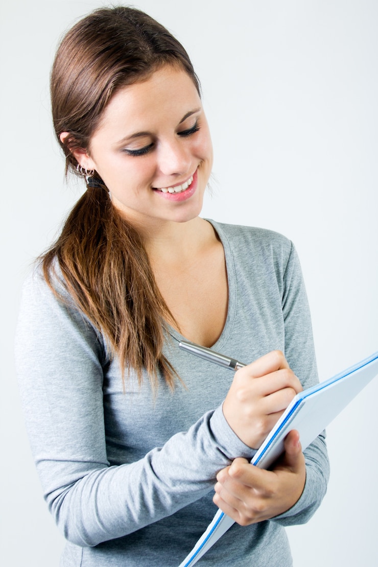 Foto gratuito detalle de la escritura joven hermosa de la mujer