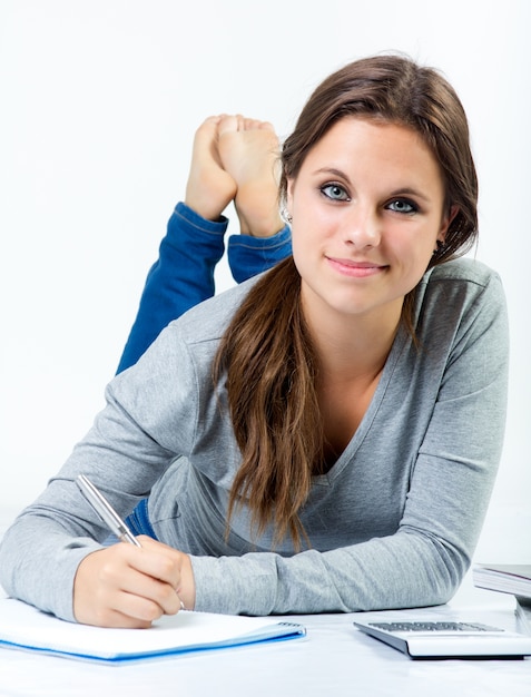 Detalle de la escritura joven hermosa de la mujer