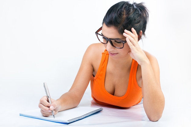 Foto gratuita detalle de la escritura joven hermosa de la mujer