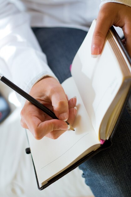 Detalle de la escritura joven hermosa de la mujer