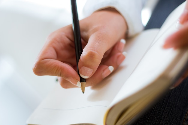 Detalle de la escritura joven hermosa de la mujer