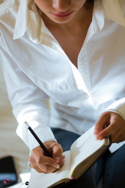 Detalle de la escritura joven hermosa de la mujer