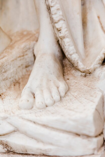 Detalle estatua de mármol blanco