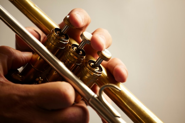 detalle de un instrumento de trompeta de metal