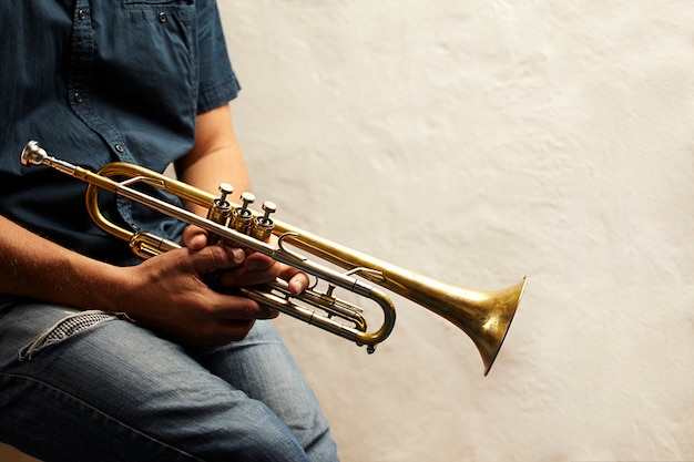 detalle de un instrumento de trompeta de metal
