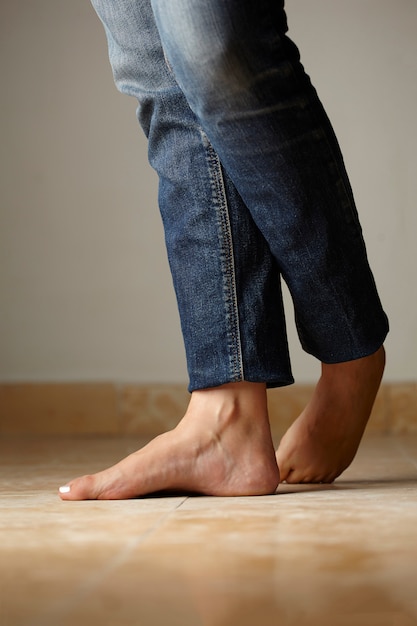 Foto gratuita detalle de jeans vestido por una modelo