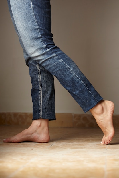 Foto gratuita detalle de jeans vestido por una modelo