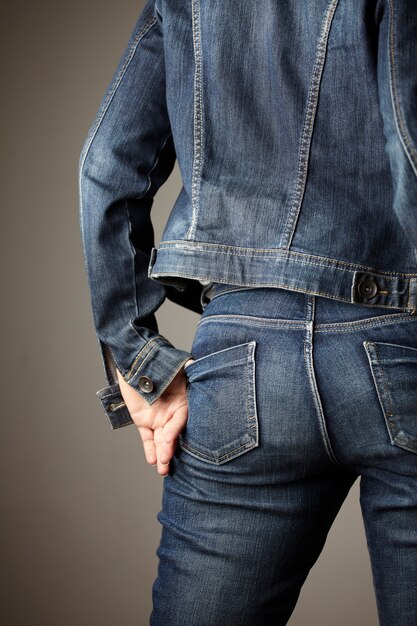 detalle de jeans vestido por una modelo