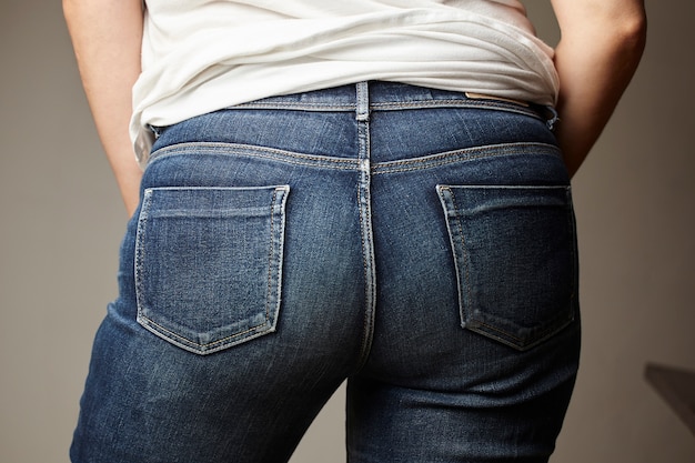 detalle de jeans vestido por una modelo