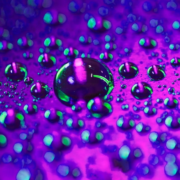 Detalle macro de burbuja de agua en la superficie brillante