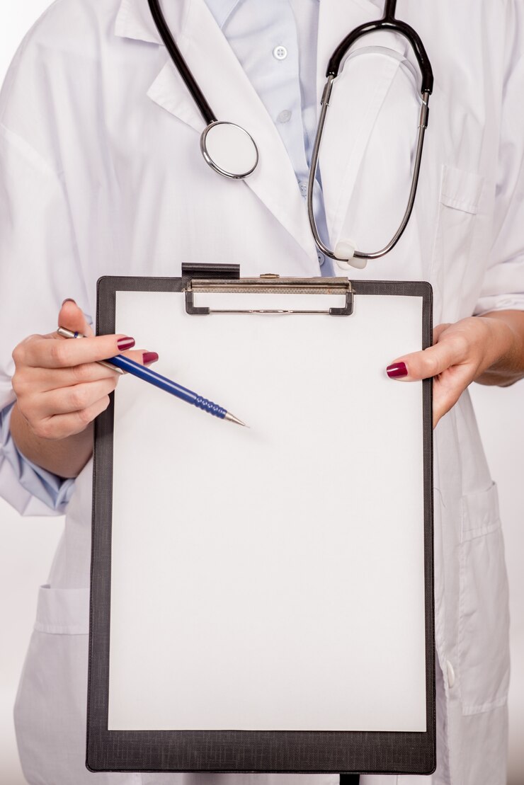 Foto gratuito detalle de un médico con estetoscopio sosteniendo un portapapeles