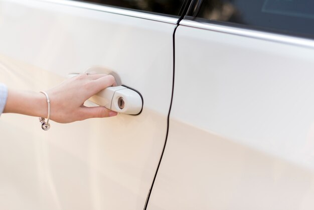 Detalle mujer de negocios morena con coche