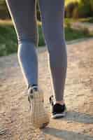 Foto gratuita detalle de piernas de mujer caminando en el campo